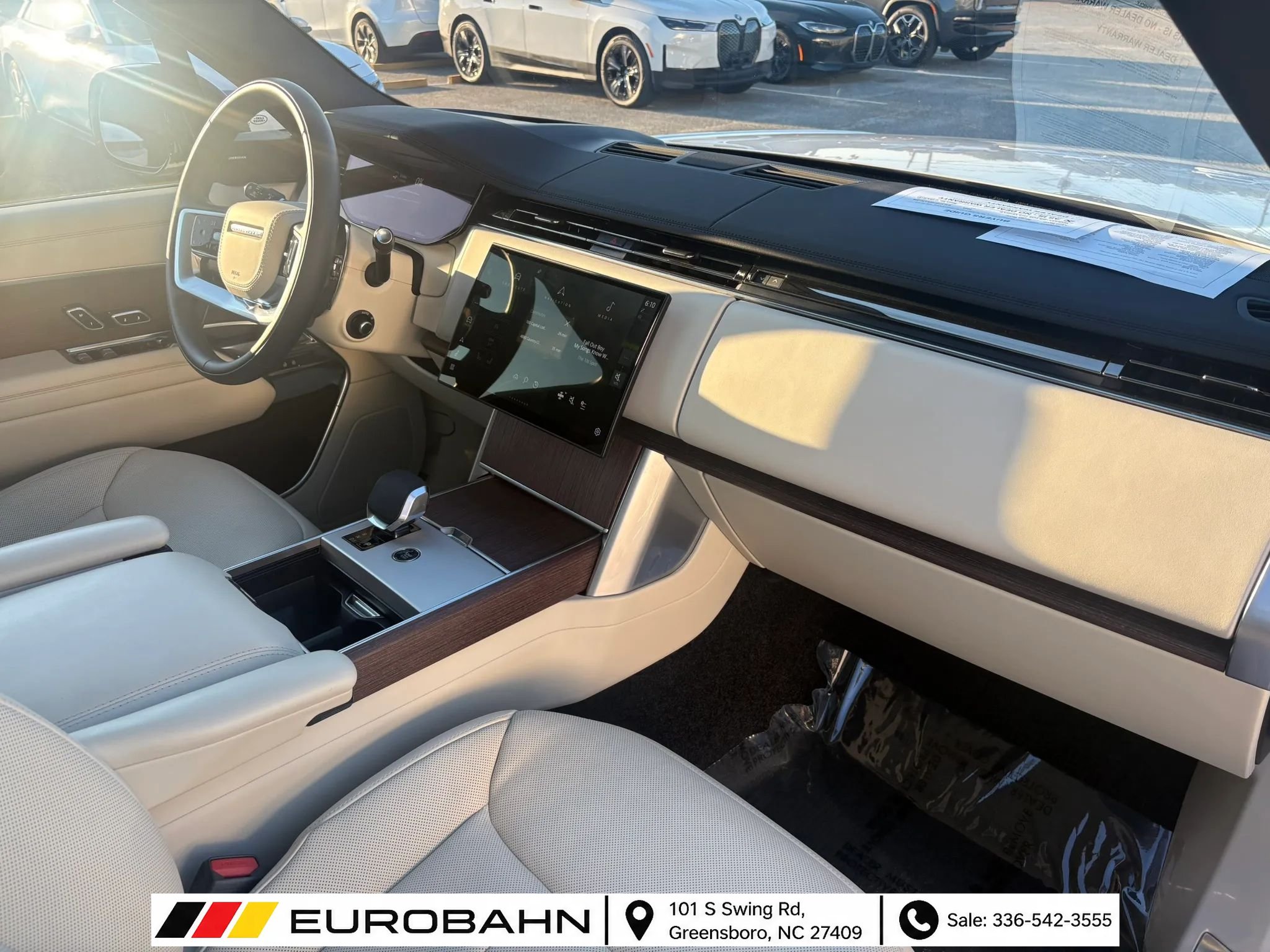 Used 2025 Land Rover Range Rover SE AWD/4WD image 16
