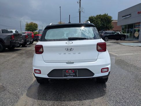 Used 2024 Hyundai Venue Limited FWD image 5