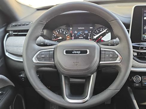 Certified 2025 Jeep Compass Latitude image 19