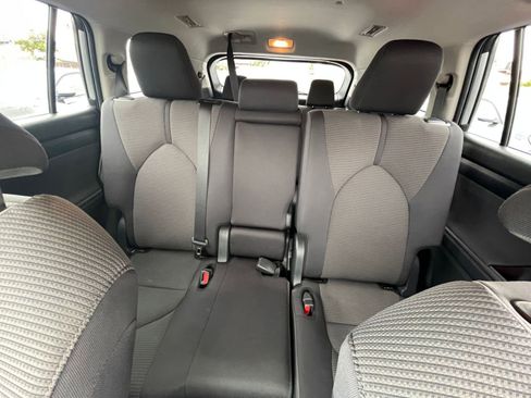 Used 2025 Toyota Highlander LE image 40