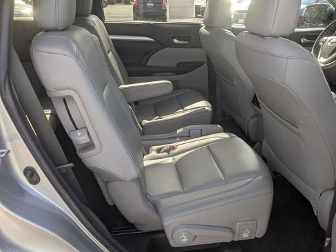 Used 2018 Toyota Highlander XLE w/ Carpet Mat Package (TMS) AWD/4WD image 30