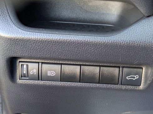 Used 2021 Toyota RAV4 XLE Premium image 23