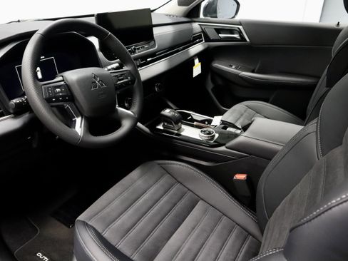 New 2025 Mitsubishi Outlander SE image 17