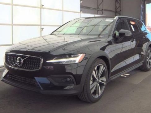 Used 2025 Volvo V60 B5 Cross Country Plus AWD/4WD image 1