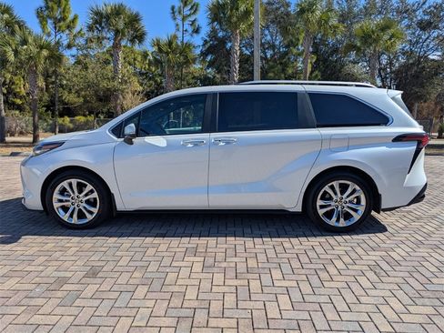 Used 2024 Toyota Sienna Platinum image 8