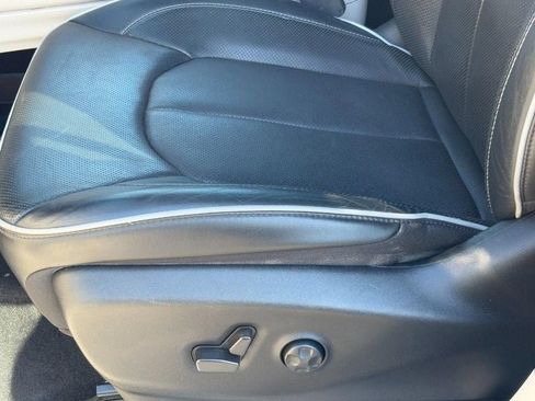 Used 2023 Chrysler Pacifica Limited image 25