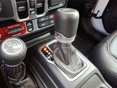 Used 2024 Jeep Gladiator Rubicon w/ Technology Group image 16