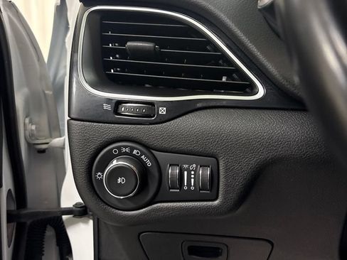 Used 2021 Jeep Cherokee Latitude Plus AWD/4WD image 10