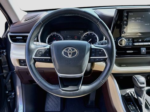 Used 2022 Toyota Highlander XLE FWD image 12