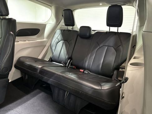 Used 2023 Chrysler Pacifica Touring-L FWD image 23