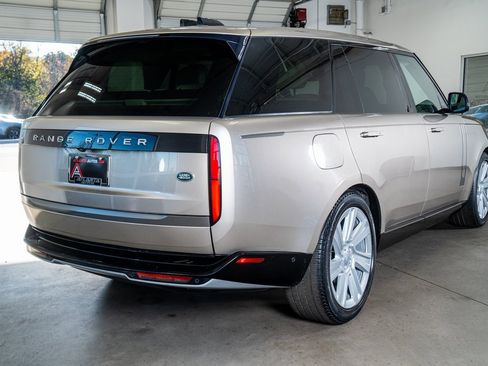 Used 2023 Land Rover Range Rover Long Wheelbase SE image 6
