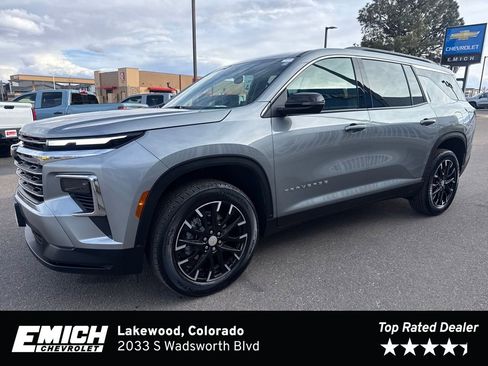 Used 2025 Chevrolet Traverse LT w/ Sun and Wheel Package image 1