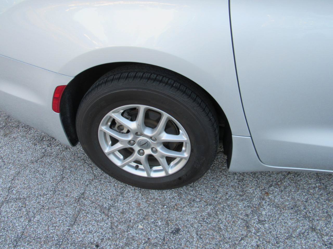 Used 2024 Chrysler Pacifica Touring-L FWD image 4