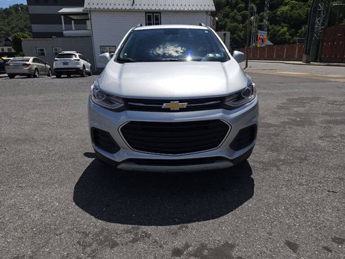 Used 2021 Chevrolet Trax LT w/ Premium Seat Package AWD/4WD image 3
