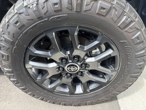 Used 2024 Toyota Tundra Platinum AWD/4WD image 9