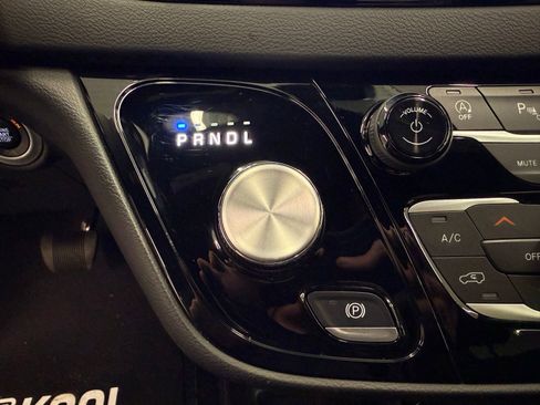 Used 2025 Chrysler Pacifica Select FWD image 15
