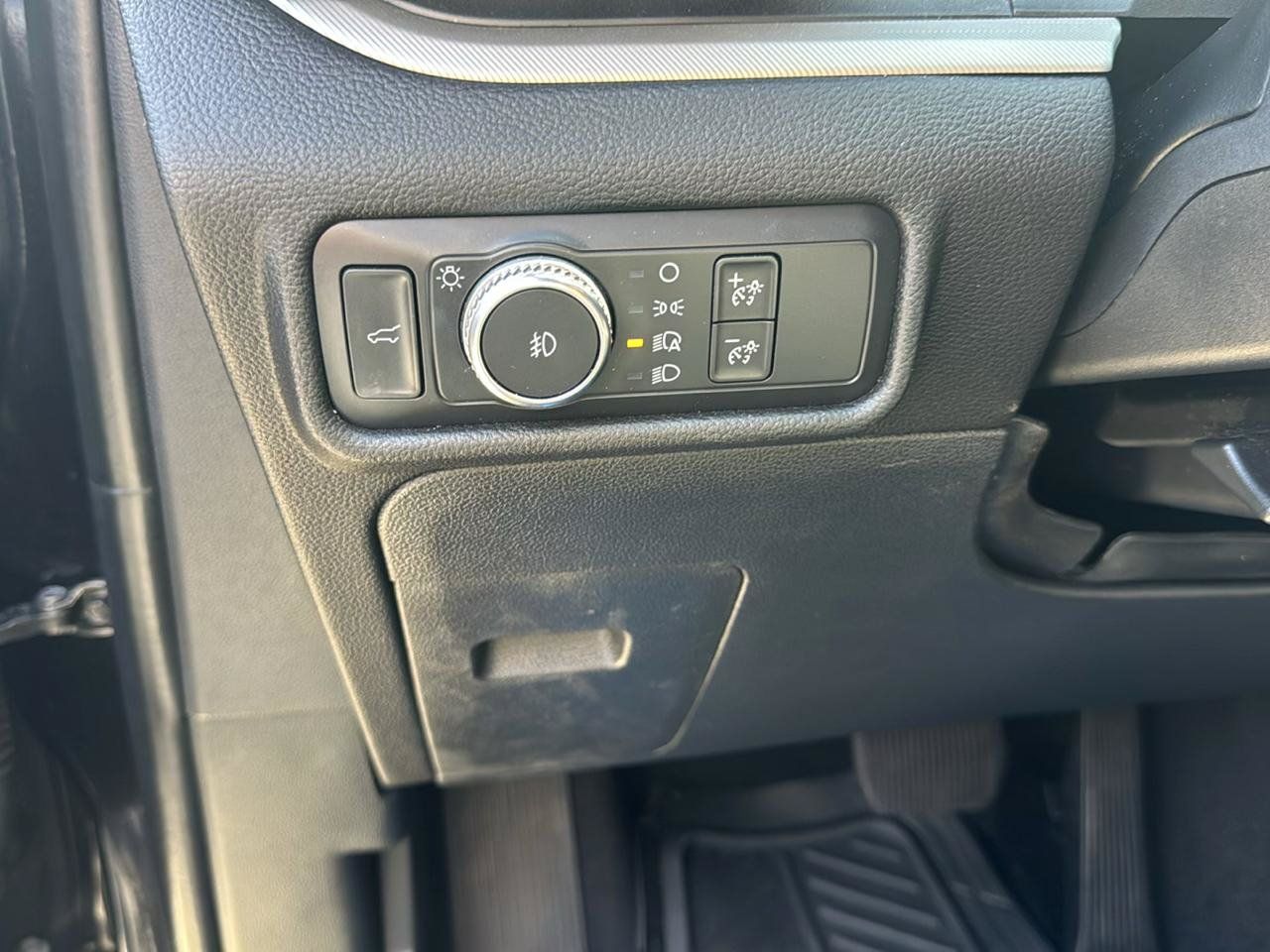 Used 2020 Ford Explorer XLT w/ Equipment Group 202A AWD/4WD image 14