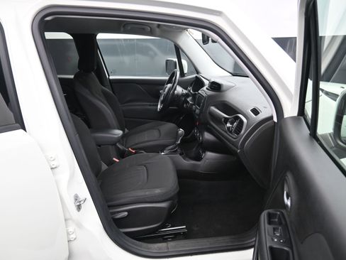Used 2017 Jeep Renegade Altitude FWD image 11
