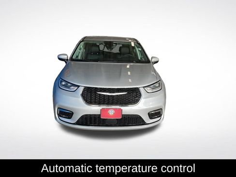 Used 2023 Chrysler Pacifica Touring-L FWD image 12