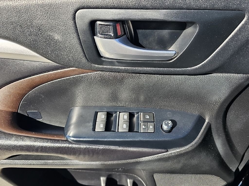 Used 2017 Toyota Highlander XLE FWD image 26