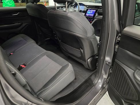 Used 2024 Jeep Grand Cherokee Laredo w/ Luxury Tech Group I AWD/4WD image 31