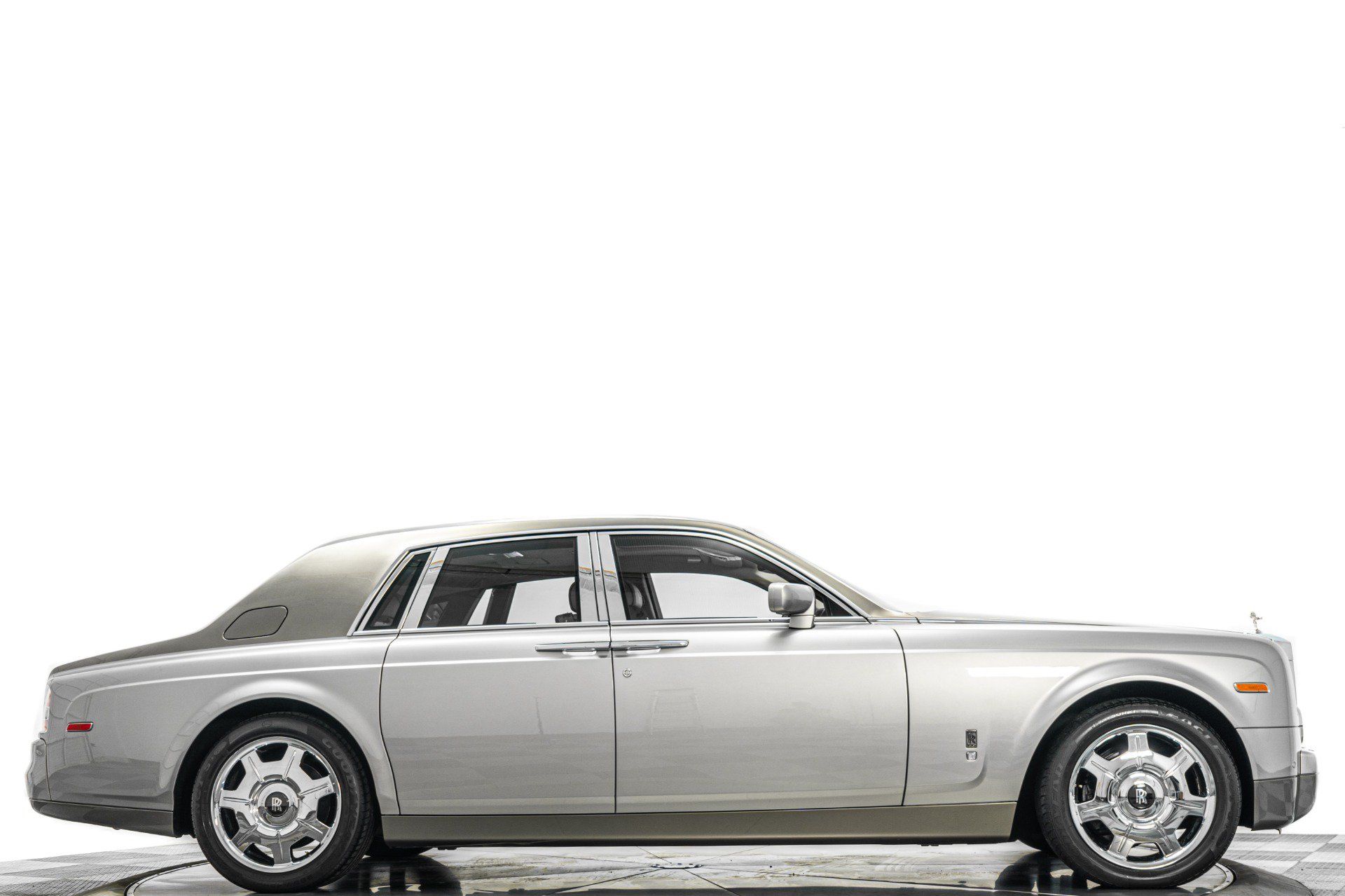 Used 2007 Rolls-Royce Phantom Sedan RWD image 2