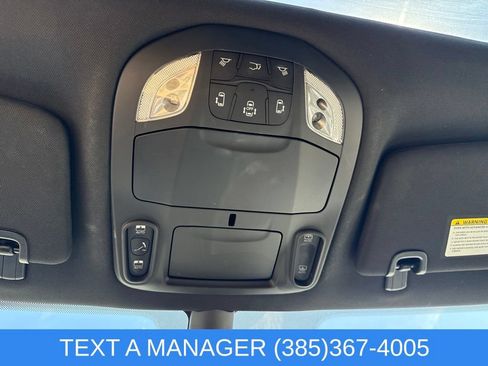 Used 2025 Chrysler Pacifica Limited FWD image 32