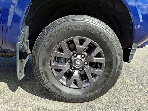 Used 2022 Toyota Tacoma SR5 AWD/4WD image 9