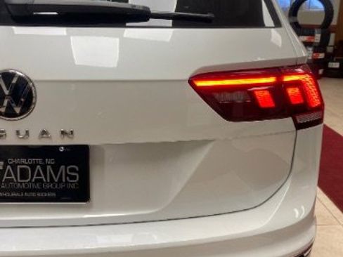 Used 2023 Volkswagen Tiguan SE w/ Panoramic Sunroof Package image 12