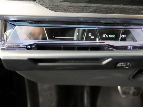 Used 2025 BMW 740i xDrive image 43