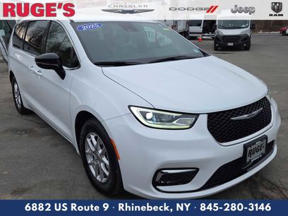 Used 2025 Chrysler Pacifica Select