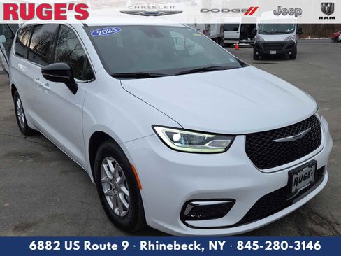 Used 2025 Chrysler Pacifica Select image 1