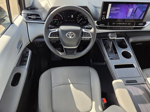 Used 2026 Toyota Sienna XLE FWD image 14