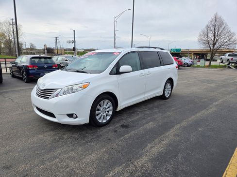 Used 2013 Toyota Sienna XLE AWD/4WD image 3