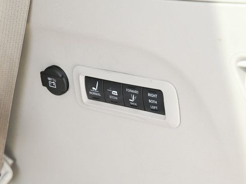 Used 2020 Chrysler Pacifica Limited image 40