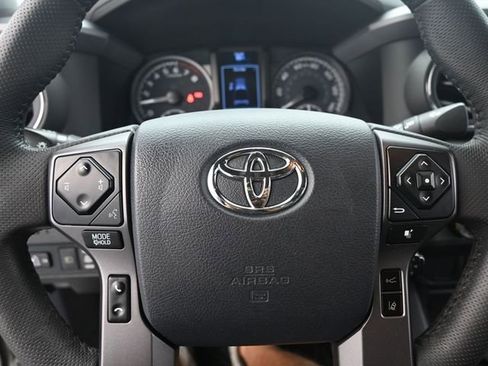 Used 2020 Toyota Tacoma TRD Sport AWD/4WD image 10