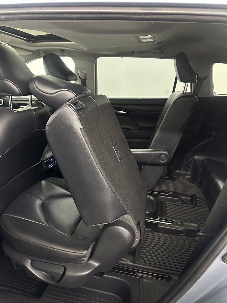 Used 2020 Toyota Highlander XLE AWD/4WD image 32