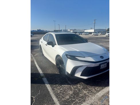 Used 2025 Toyota Camry SE w/ Convenience Package FWD image 2
