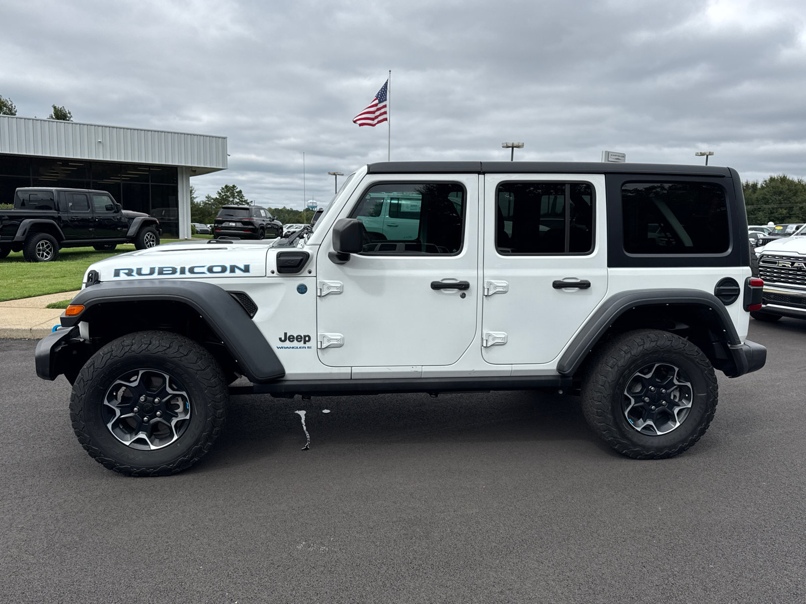 Used 2023 Jeep Wrangler Unlimited Rubicon 4xe w/ Safety Group AWD/4WD image 8