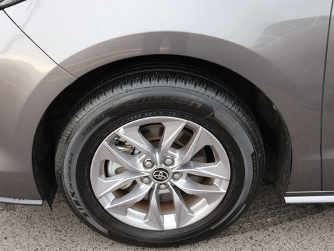 Used 2024 Toyota Sienna LE AWD/4WD image 11