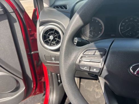 Used 2022 Hyundai Kona SE image 16