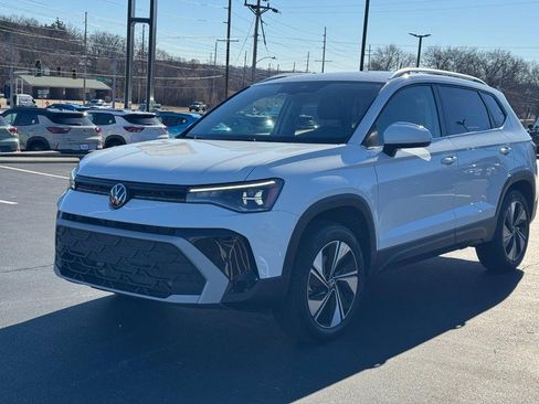 Used 2025 Volkswagen Taos SE image 8