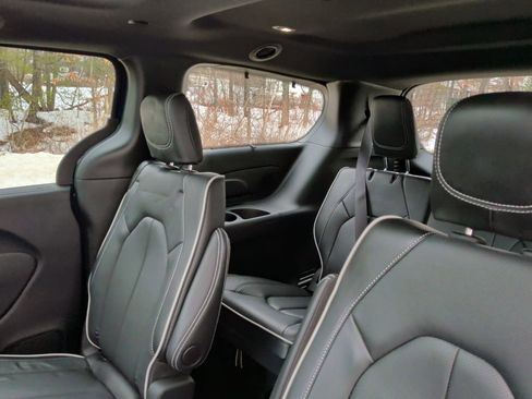 Used 2025 Chrysler Pacifica Limited w/ Uconnect Theater Family Group image 15