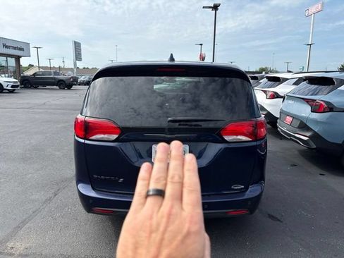 Used 2020 Chrysler Pacifica Touring w/ S Appearance Package FWD image 8