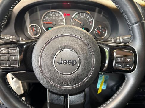 Used 2014 Jeep Wrangler Unlimited Sahara AWD/4WD image 19