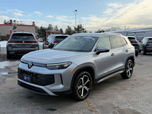 Certified 2025 Volkswagen Tiguan SE image 3