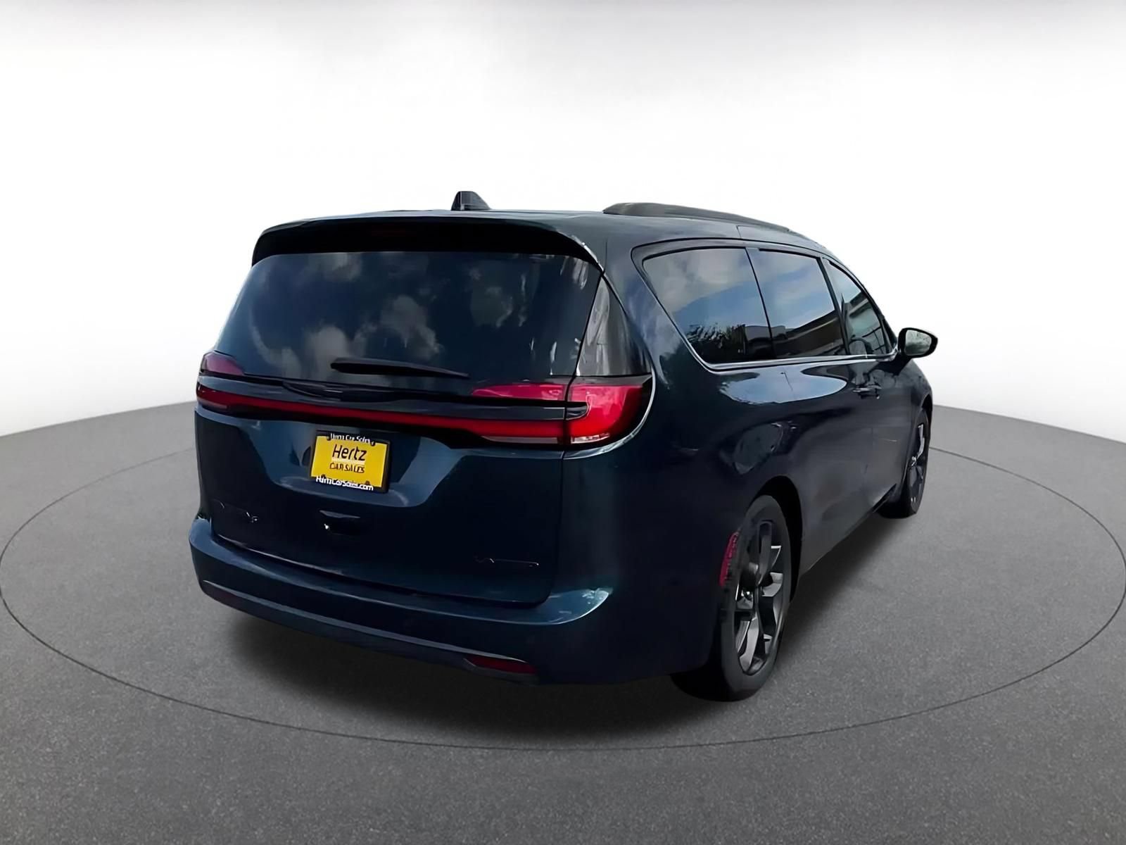 Used 2025 Chrysler Pacifica Limited FWD image 13