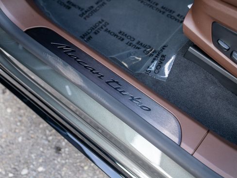 Certified 2025 Porsche Macan Turbo Electric AWD/4WD image 12