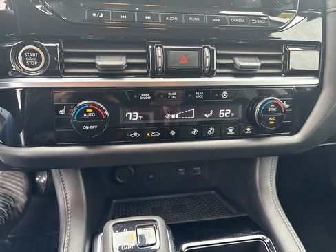 Used 2023 Nissan Pathfinder SL AWD/4WD image 16
