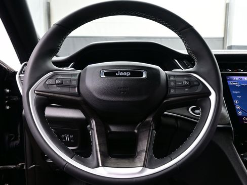 Used 2024 Jeep Grand Cherokee Limited w/ Luxury Tech Group II image 24